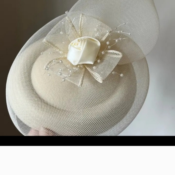 Cream Fascinator Hat - Picture 2 of 4